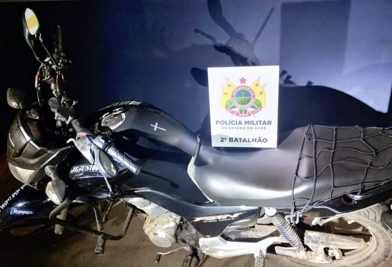 Motocicleta roubada é encontrada pela Polícia Militar no Bairro Canaã